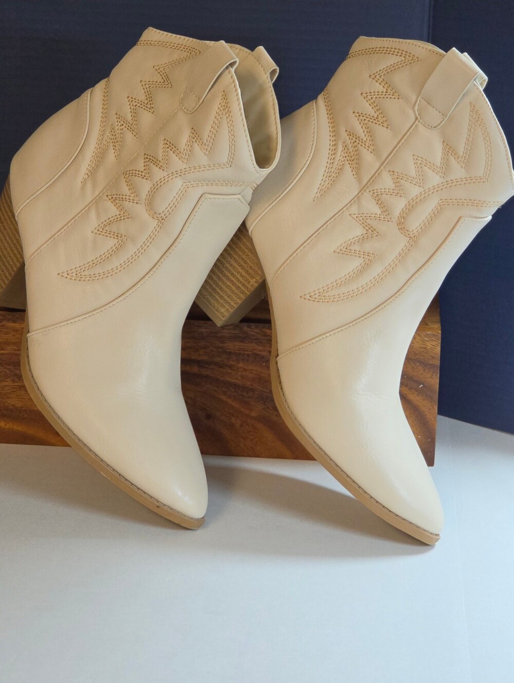 Qupid Ivory Cream Embroidered Western Cowgirl Ankle Boots  | Size 8